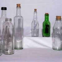 Con las botellas de vidrio que siempre tirás, armá este coqueto y útil proyecto para tu habitación