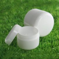 No tires los envases de los baños de crema y creá este alhajero con efecto mármol, delicado y fino