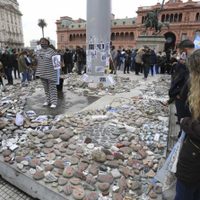 El lado B de la “Marcha de las Piedras”: vandalizaron los pañuelos de las Madres de Plaza de Mayo