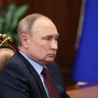 Guardaespaldas de Putin, que llevaba el maletín del control nuclear, fue baleado en su casa