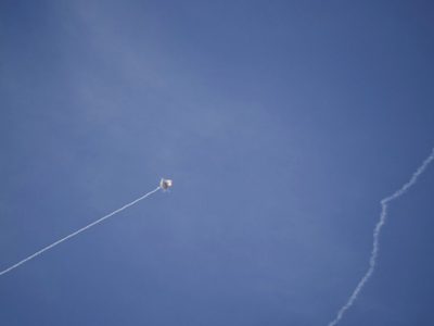 Israel ataca suburbio de Beirut luego de que Hezbollah azotó el norte de Israel con 140 cohetes