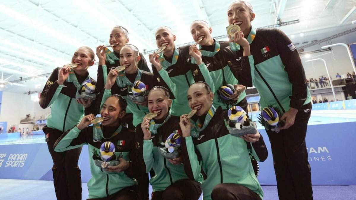 El equipo de México celebra con sus medallas tras ganar en la natación artística en los Juegos Panamericanos en Santiago