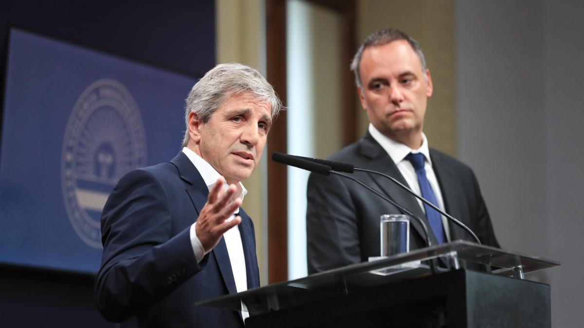 Luis Caputo y Manuel Adorni