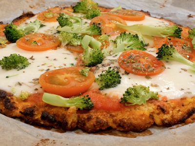Olvidate de las harinas con esta pizza con base de vegetales más rápida y fácil que la tradicional