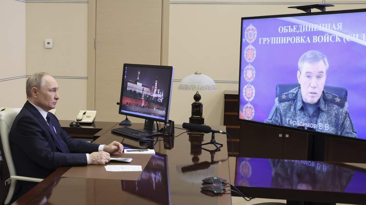 El presidente de Rusia, Vladímir Putin, escucha el reporte del jefe del Estado Mayor, el general Valery Gerasimov, sobre la expulsión de las tropas ucranianas de la región rusa de Kursk
