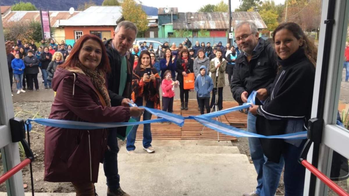 Inauguración del edificio de El Hoyo. Fuente: (Twitter)