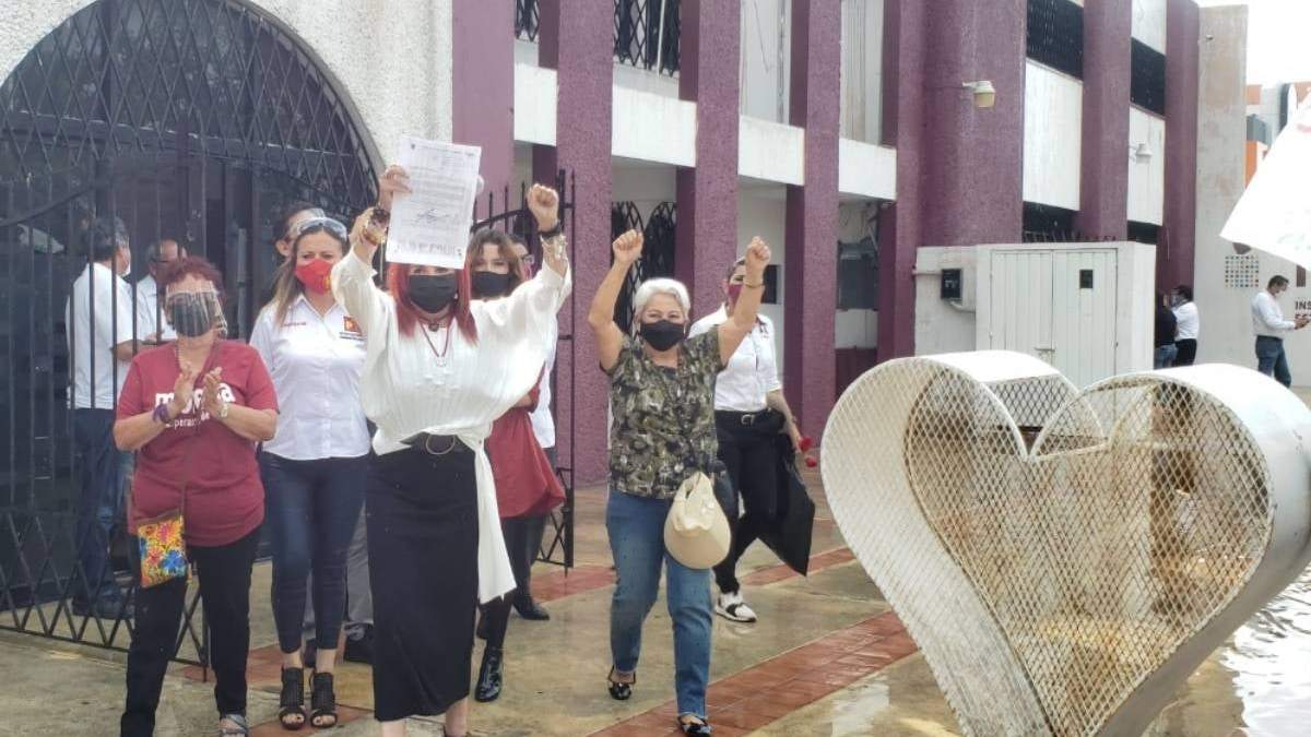 La candidata morenista afuera del Instituto Electoral del Estado de Campeche