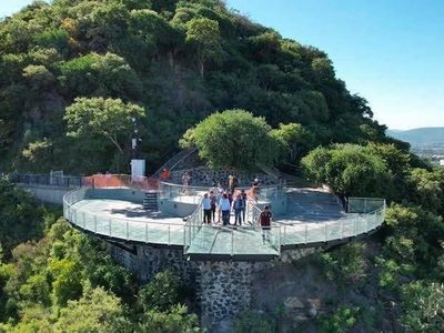 Niño de 2 años sufre caída del mirador de cristal de Atlixco