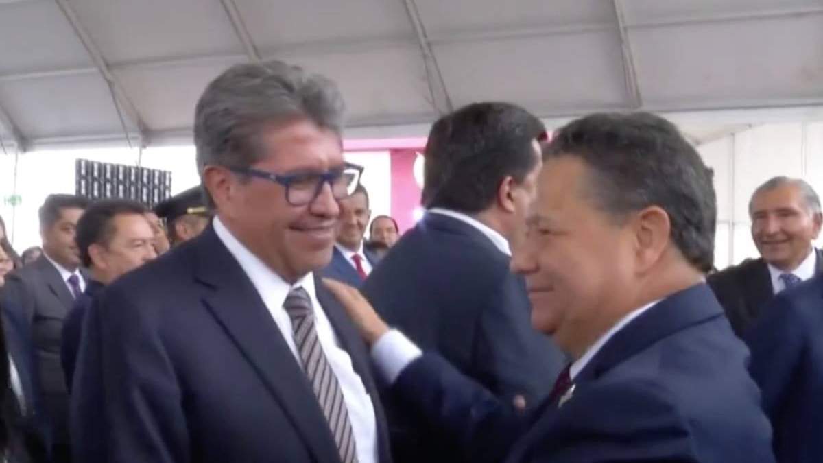 El senador zacatecano saluda al gobernador. En este momento se escucharon los abucheos