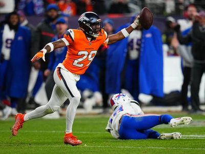 Los Broncos vencen 33-30 a los Bills y avanzan al juego por el título de la AFC