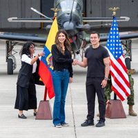 Presidente de Ecuador muestra a Kristi Noem sitios para una base militar de EU contra el narco