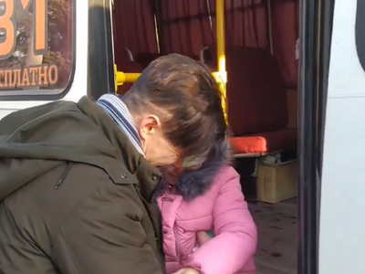 El video viral del padre que despide a su hija en Ucrania es falso: corresponde al bando contrario