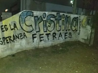 Aparecieron pintadas y afiches con la consigna "CFK2023" en varios puntos del país