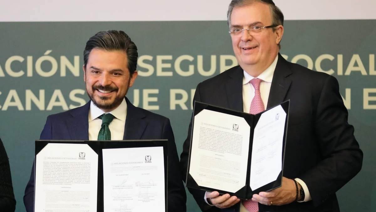 Zoé Robledo y Marcelo Ebrard en la firma del convenio