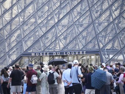 Trabajadores del museo Louvre se van a huelga por el turismo masivo