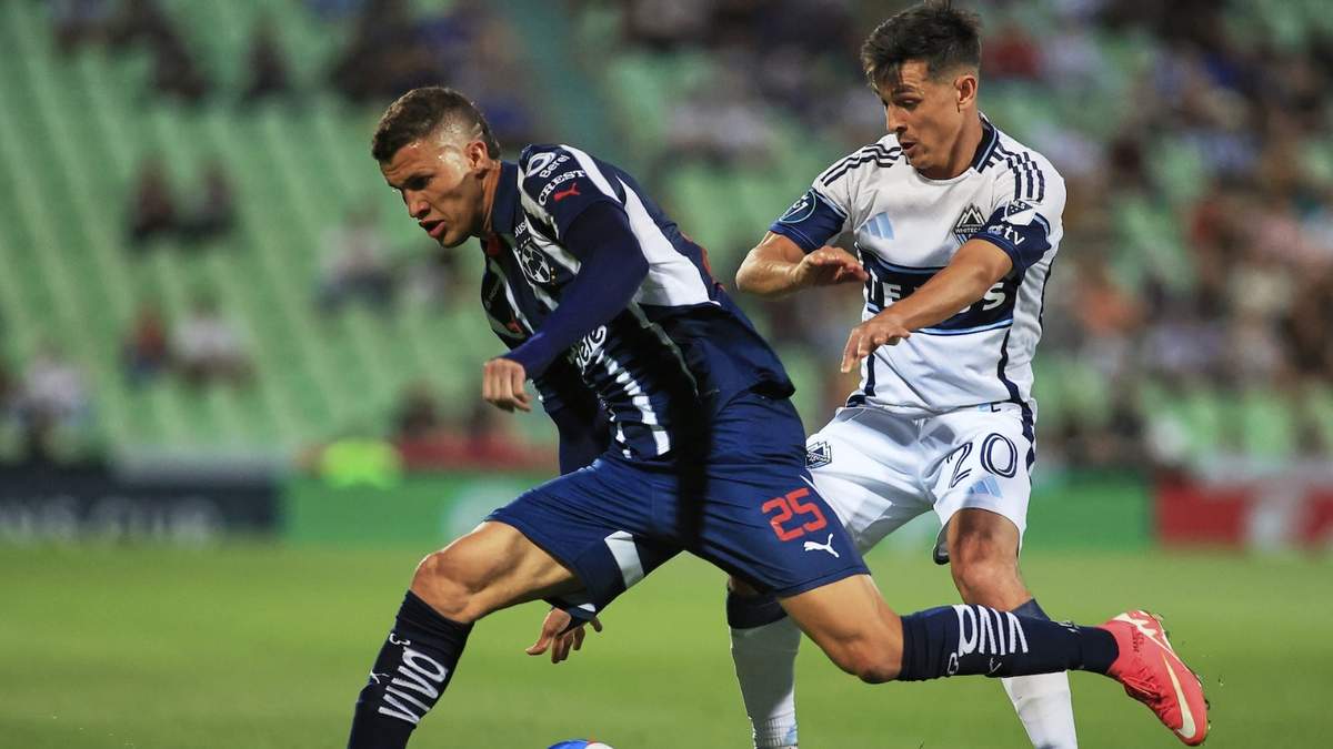 Nelson Deossa del Monterrey disputa una pelota con Andrés Cubas de los Whitecaps de Vancouver