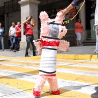 Por alza al pasaje, universitarios rompen piñata con la foto de Javier Duarte