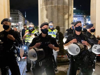 La Policía dispersa una multitudinaria marcha anticuarentena en Berlín