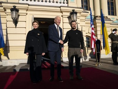 Biden hace visita sorpresa a Ucrania y lanza un llamado junto a Zelenski: "Kiev resiste"
