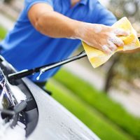 El truco de los lavaderos para limpiar a fondo el limpiaparabrisas de tu automóvil y alargar su vida útil
