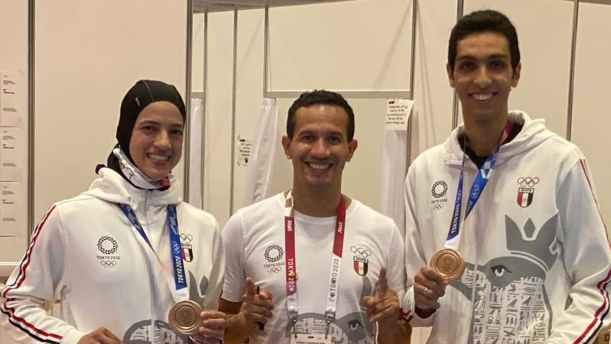 Oscar Salazar, medallista olímpico en taekwondo en Atenas 2004 junto a sus pupilos