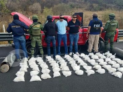 Decomisan 80 kilos de metanfetamina y armas a dos sujetos en Michoacán