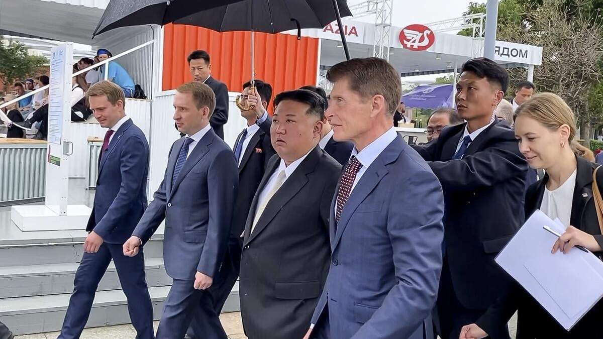 En esta imagen publicada por el gobierno de la remota región rusa de Primorsky Krai, el líder de Corea del Norte, Kim Jong Un, en el centro, camina acompañado por el gobernador de Primorsky Krai, Oleg Kozhemyako, segundo por la derecha, y el ministro ruso de Recursos Naturales y Ecología, Alexander Kozlov, segundo por la izquierda, durante una visita a la Universidad Federal de Lejano Oriente en la isla de Russky, en Vladivostok, en el Lekano Oriente de Rusia