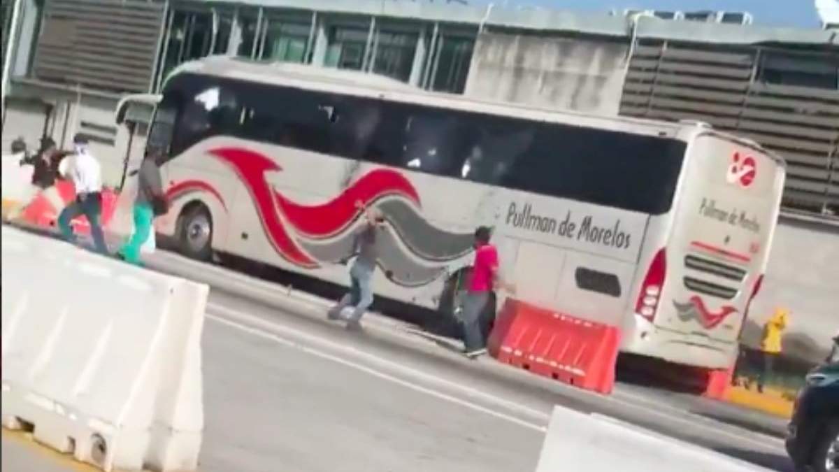 Personas agredieron camiones y tomaron una caseta en Morelos. Foto: Especial