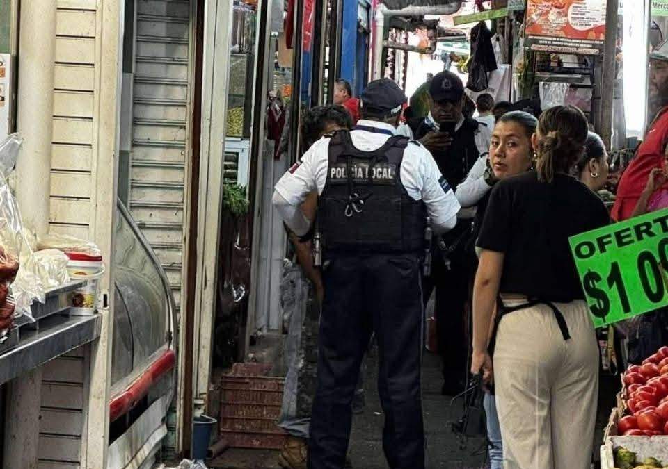 Autoridades acuden al mercado Mercado Emiliano Zapata de Orizaba, Veracruz, donde explotaron dos bombas molotov, lo que dejó un saldo de tres personas heridas