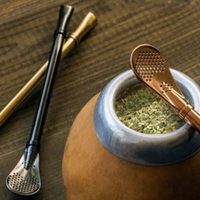 Limpiá las bombillas del mate sin arruinarlas y con ingredientes que guardás en casa
