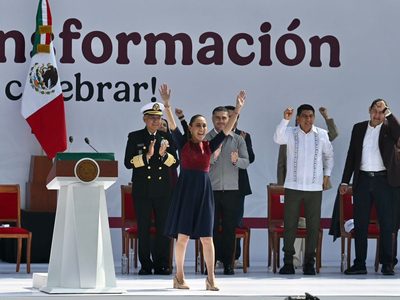 Ante un Zócalo abarrotado, Sheinbaum denuncia campañas sucias nacionales y extranjeras