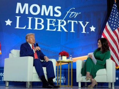 Trump cuestiona aceptación de personas trans y corteja a sus bases en acto de Moms for Liberty