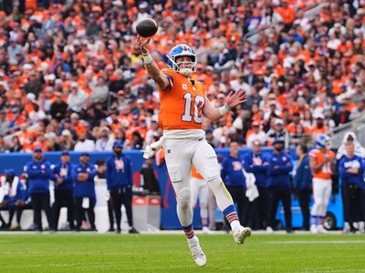 Los Broncos ganan 44-24 a los Cowboys, extendiendo su racha de victorias en casa a 9