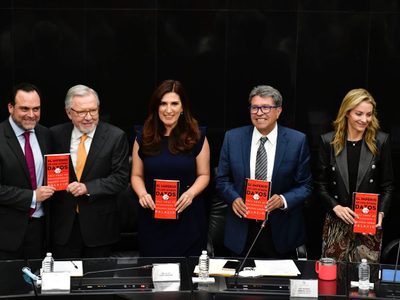 En el Senado, Monreal participa en presentación de libro sobre las “mentiras” de AMLO