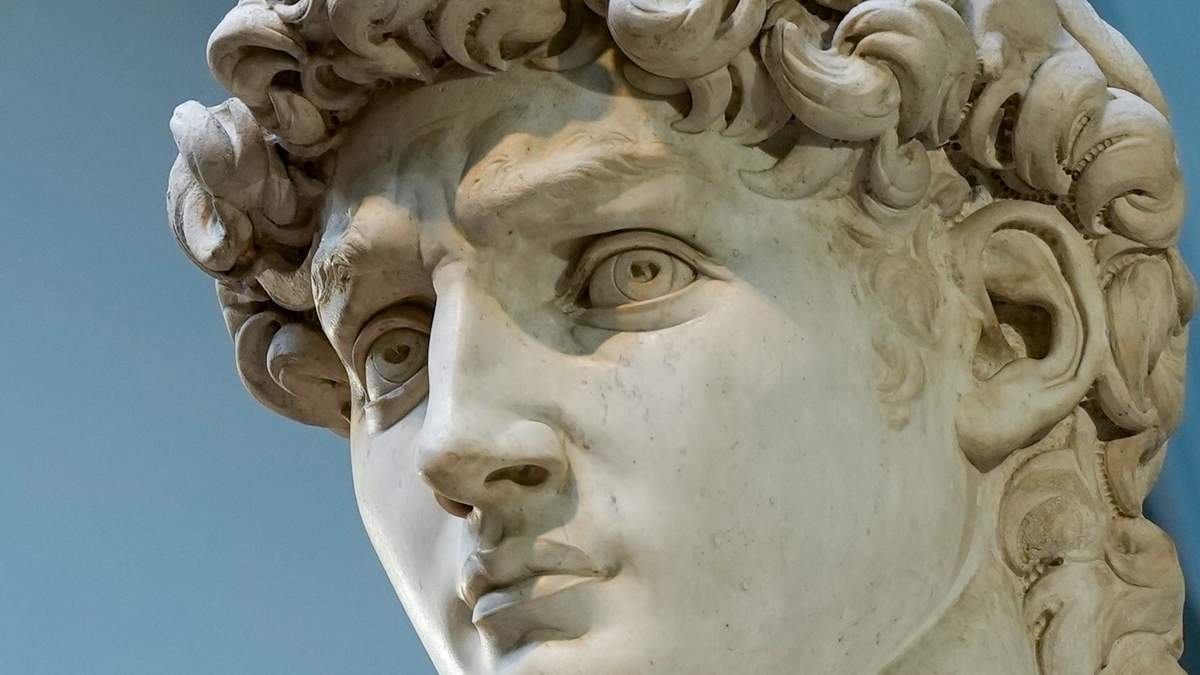 Un detalle de la estatua del David de Miguel Ángel que se exhibe en Florencia