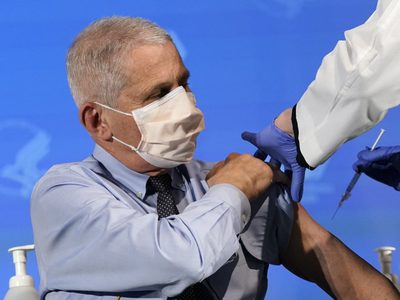 Vacuna de Moderna generó más del doble de anticuerpos que Pzifer: Estudio