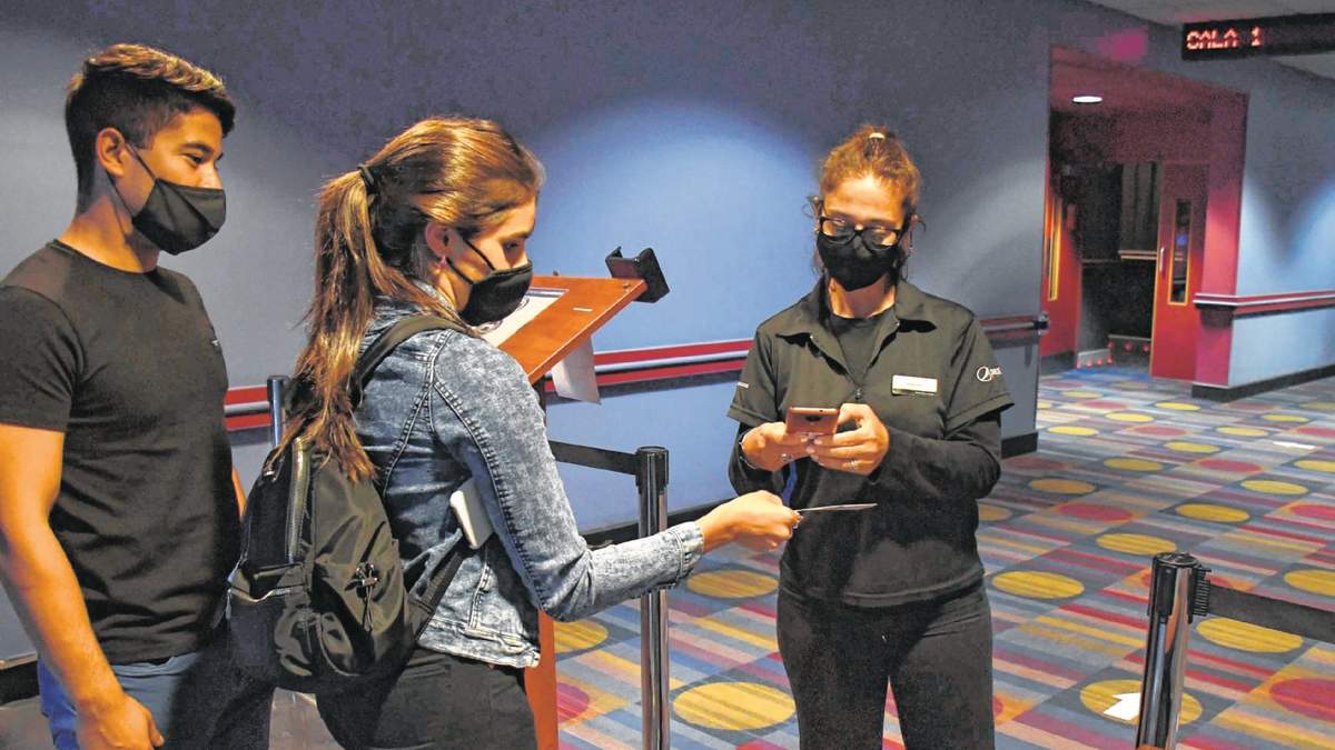 Ingreso a una sala de cine en tiempos de pandemia. Fuente: (Twitter)