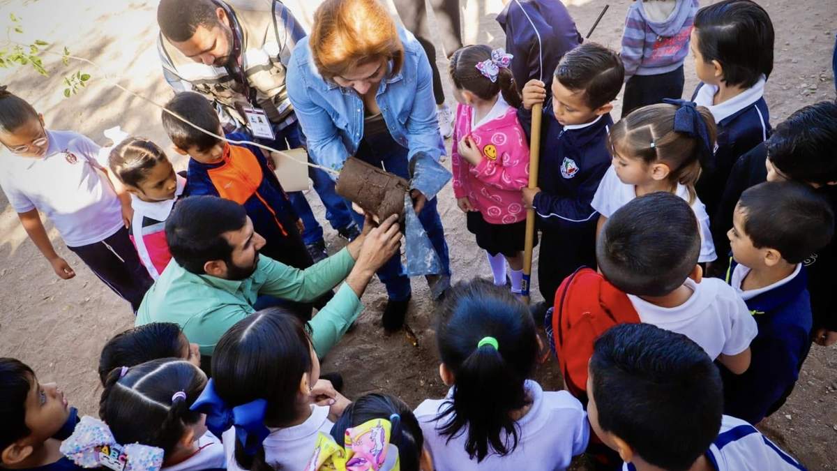 Estudiantes de primaria en una escuela de Culiacán