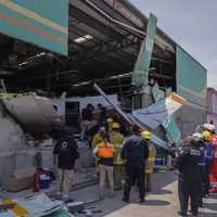 Avioneta cae sobre una Bodega Aurrerá en Temixco; tres muertos y cuatro heridos