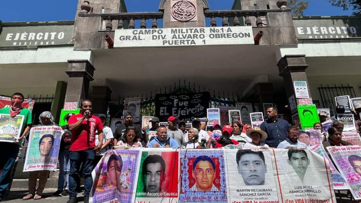 Padres de normalistas de Ayotzinapa levantan plantón de la puerta 1 del Campo Militar No. 1, en Naucalpan
