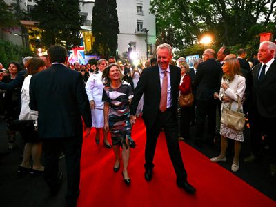 Quiénes son los funcionarios que celebraron el cumpleaños de Carlos III