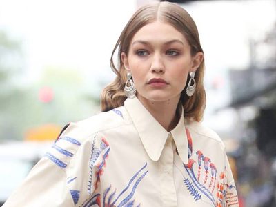 ¿¡Qué se hizo!? Gigi Hadid revolucionó la noche parisina con un look muy particular... ¡Impactante!