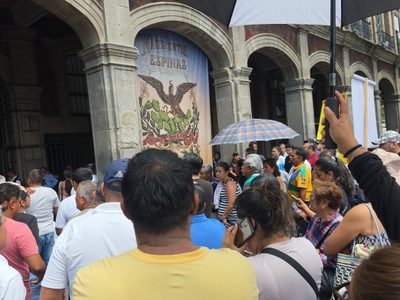 Transportistas sitian el Palacio de Gobierno de Morelos y logran aumento de tarifa