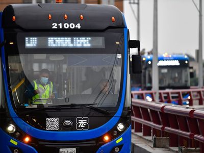 Con estaciones y escaleras aún incompletas, el Trolebús Elevado transportó a 87 mil usuarios