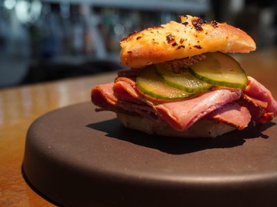 Cocina tradicional judía con platos típicos y envío por delivery