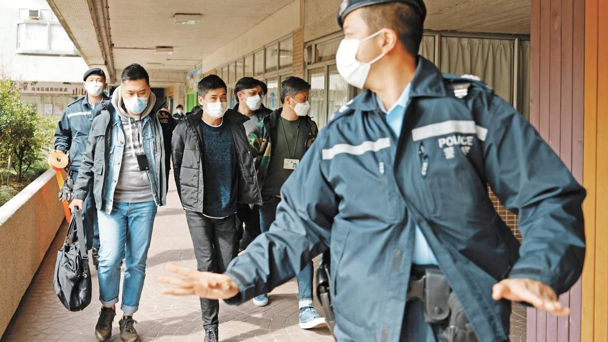Traslado de uno de los activistas detenidos a una prisión de Hong Kong. Fuente: (Twitter)