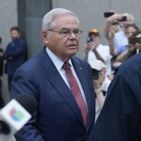 El senador Bob Menendez, condenado por sobornos, dejará su cargo