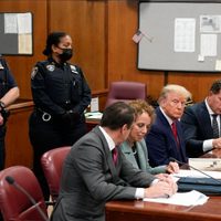 Juez pide a Trump que no incite a la población