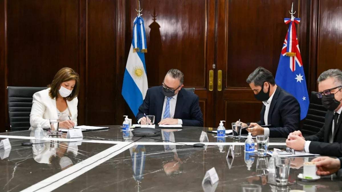 La gobernadora de Río Negro, Arabela Carreras, durante la firma del acuerdo de hidrógeno verde. Fuente: (Twitter)