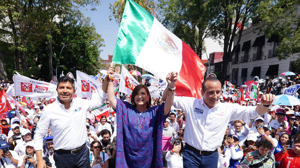 La candidata presidencial, Xóchitl Gálvez y el candidato a gobernador Eduardo Rivera Pérez